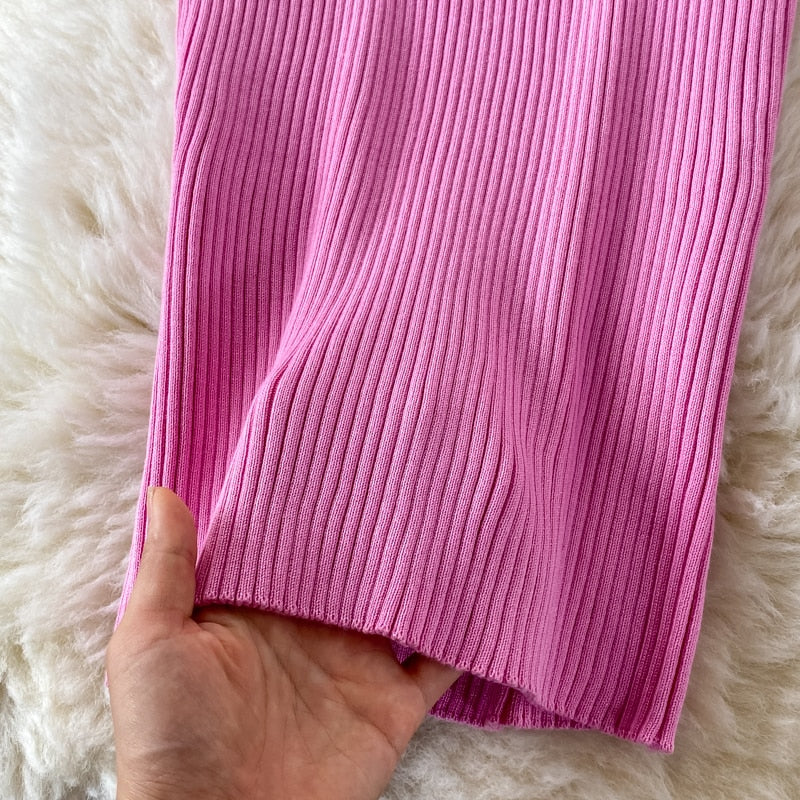 Rosa gerippter Strickstoff, weich, ideal für Pullover oder Strickwaren, auf weißem Hintergrund.