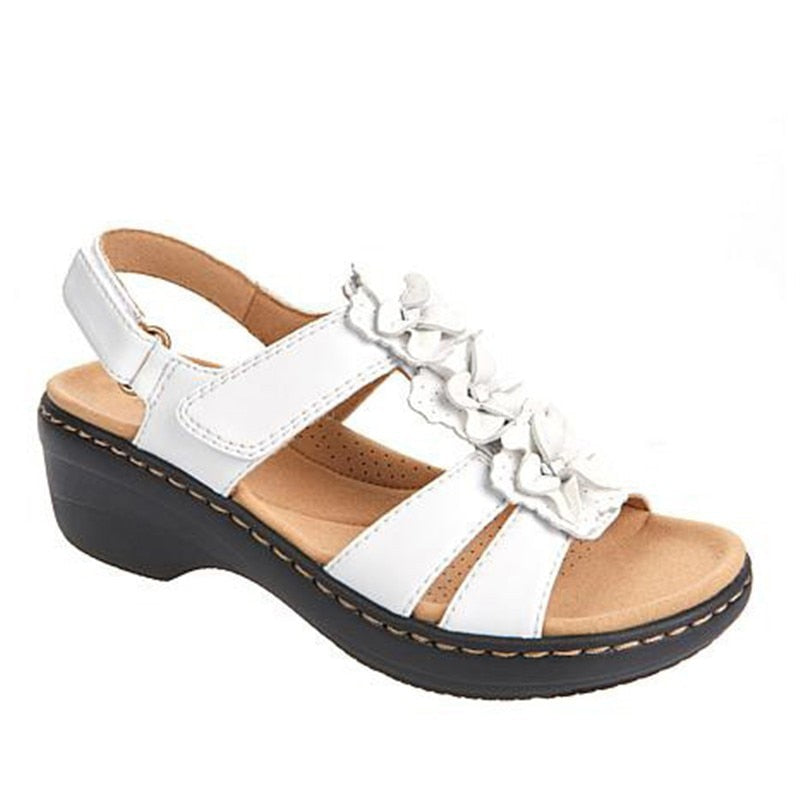 Weiße Damensandale mit Blumenapplikation, Leder, Keilabsatz, bequem, Sommermode.