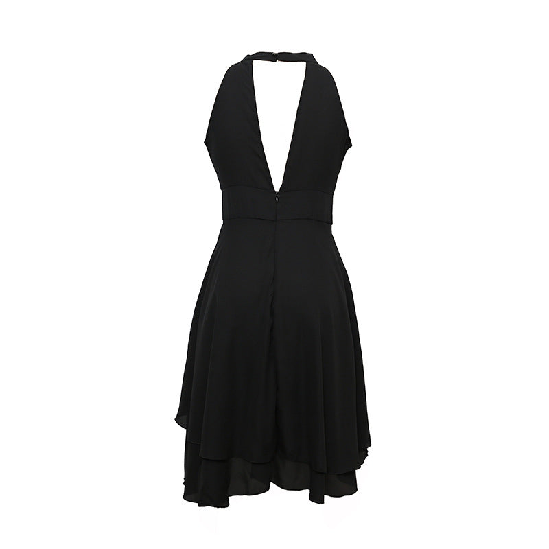 Schwarzes ärmelloses Cocktailkleid mit tiefem V-Ausschnitt, elegantes Design, knielang.