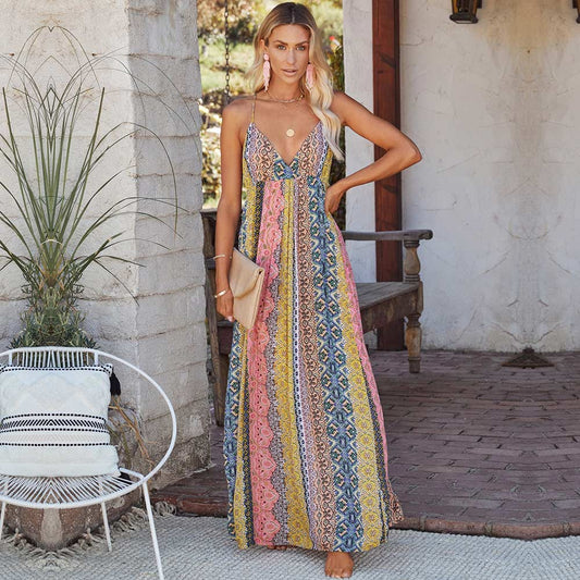 Trendig sommardress med V-ringning och spaghetti axelband – Pinky