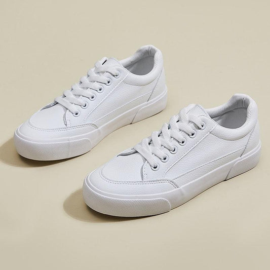 Weiße Sneaker aus Leder, Unisex, modisch, bequem, ideal für Alltag und Freizeit.