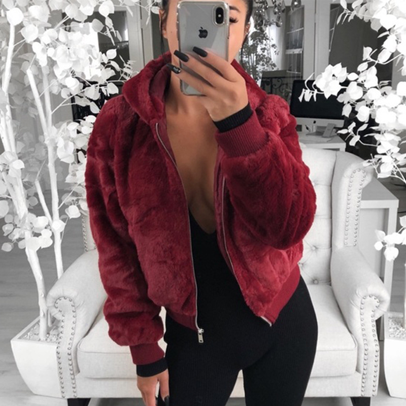 Frau in roter Kunstpelzjacke, Selfie, modernes Wohnzimmer, stilvolle Wintermode.