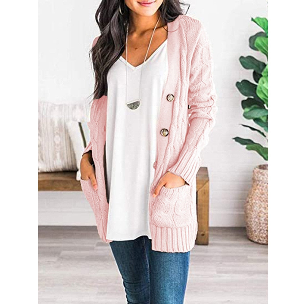 Frau in rosa Strickjacke, weißem Top, Jeans; modische Damenbekleidung, lässiger Stil.