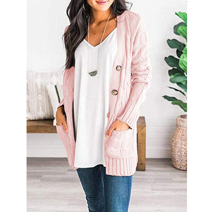 Frau in rosa Strickjacke, weißem Top, Jeans; modische Damenbekleidung, lässiger Stil.