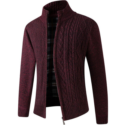 Bordeauxfarbener Strickjacke mit Zopfmuster, Reißverschluss, Herrenmode, Winterkleidung.