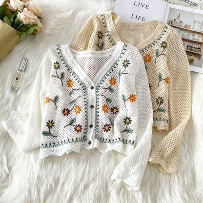 Weiße und beige Strickjacken mit Blumenstickerei, Damenmode, Frühling, elegant.