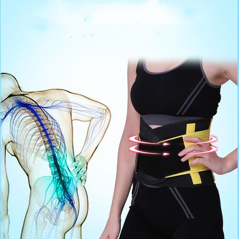 Frau mit schwarzem Rückenstützgürtel, gelbe Akzente, Wirbelsäulendiagramm im Hintergrund.