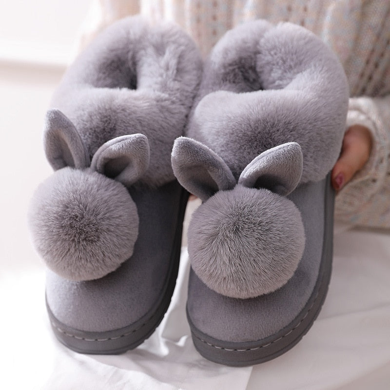 Graue Plüsch-Hausschuhe mit Hasenohren und Bommel, Damen-Wintermode, gemütlich und warm.