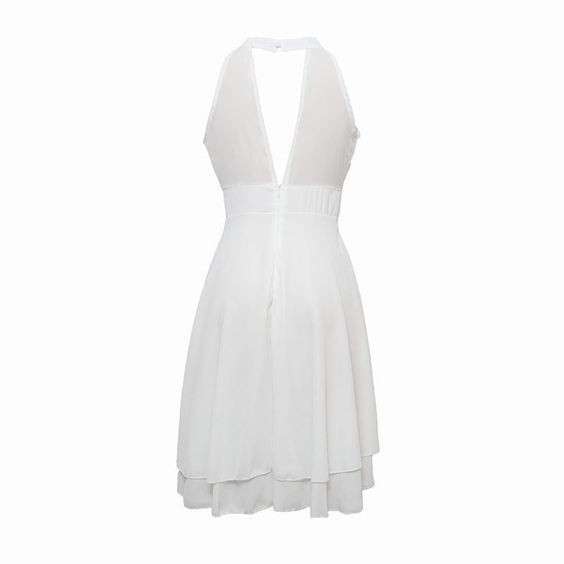 Weißes ärmelloses Kleid mit tiefem Rückenausschnitt, elegantes Design, Sommermode.