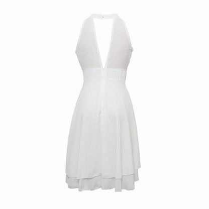 Weißes ärmelloses Kleid mit tiefem Rückenausschnitt, elegantes Design, Sommermode.