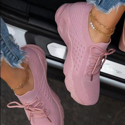 Rosa Damen-Sneaker, Strickmaterial, goldene Fußkettchen, modisch, bequem, Freizeitlook.