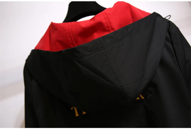 Schwarze Jacke mit roter Kapuze, Unisex, wasserdicht, Outdoor-Bekleidung, modisch.