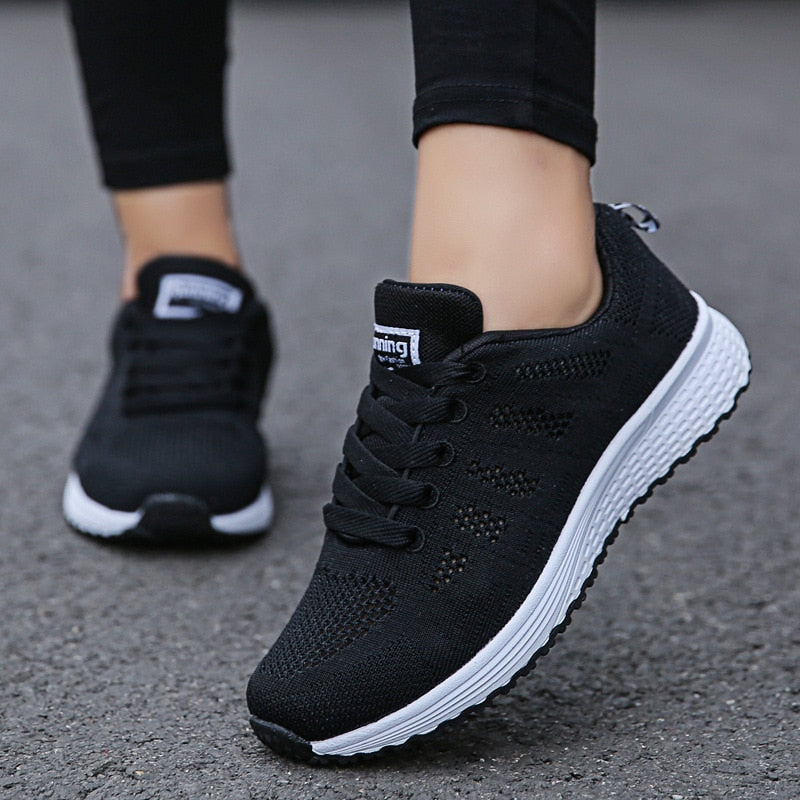 Schwarze Damen-Laufschuhe, atmungsaktiv, mit weißer Sohle, ideal für Sport und Freizeit.