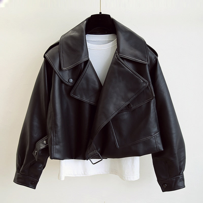 Schwarze Lederjacke Damen, oversized, mit breitem Kragen, modisch, lässig, Herbstmode.
