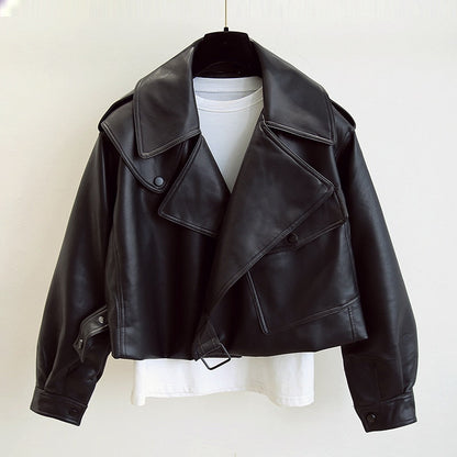 Schwarze Lederjacke Damen, oversized, mit breitem Kragen, modisch, lässig, Herbstmode.