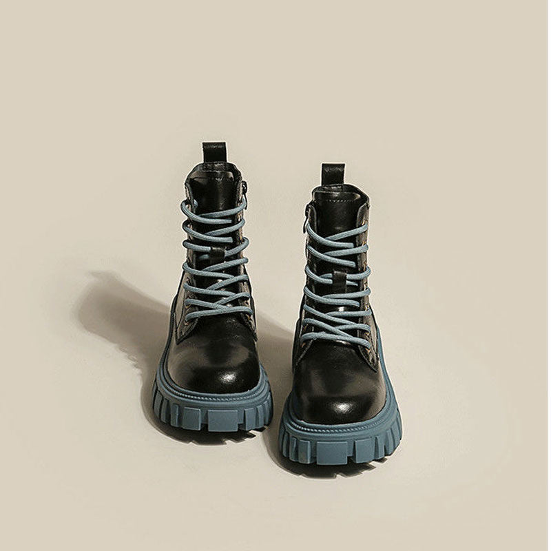 Schwarze Lederstiefel mit blauer Sohle und Schnürsenkeln, modische Damenstiefel.