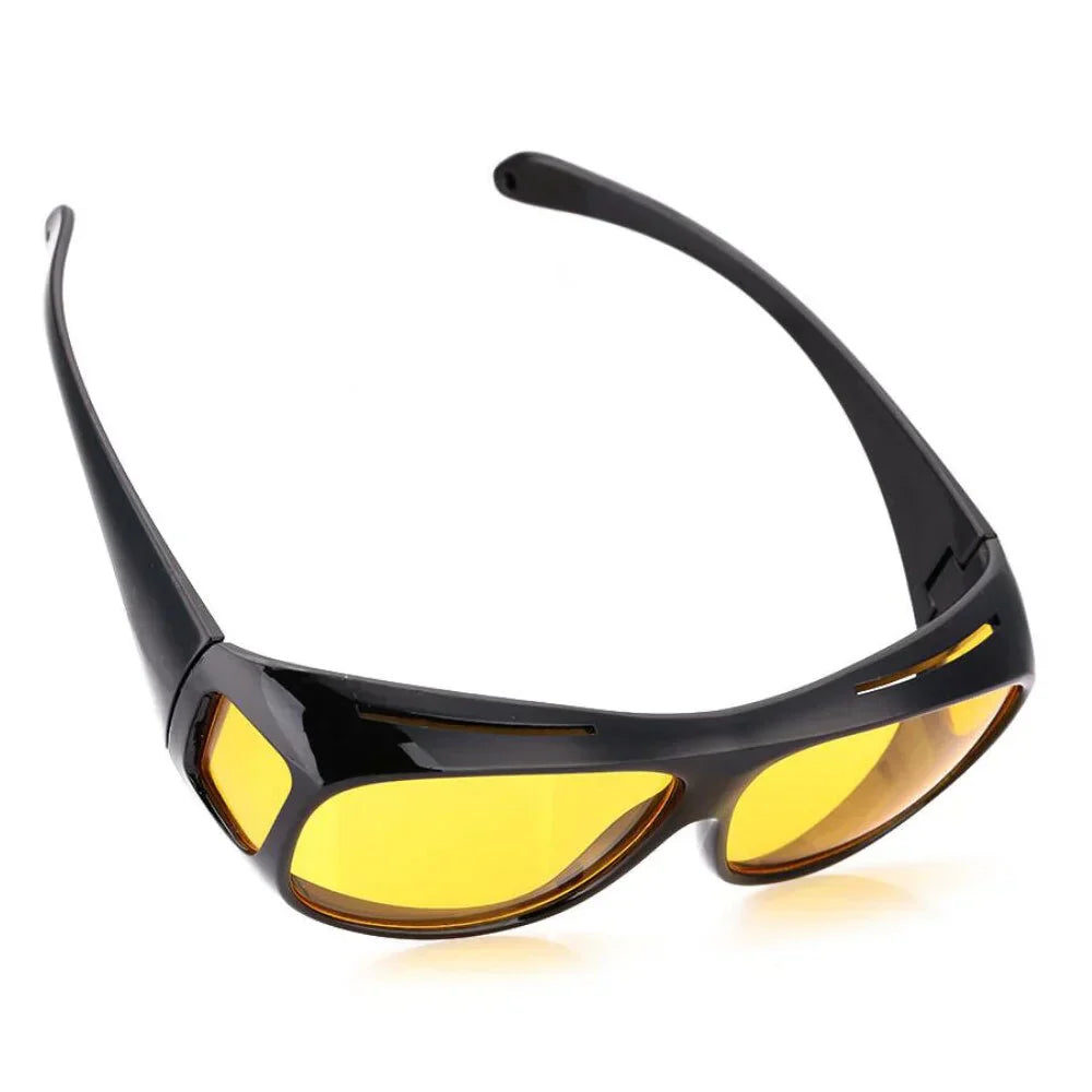 Schwarze Nachtsichtbrille mit gelben Gläsern, ideal für Autofahren bei Nacht.