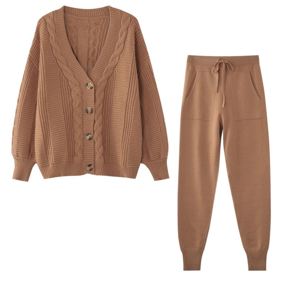 Damen Strickset, brauner Cardigan und Jogginghose, gemütlich, Herbstmode, Baumwolle.