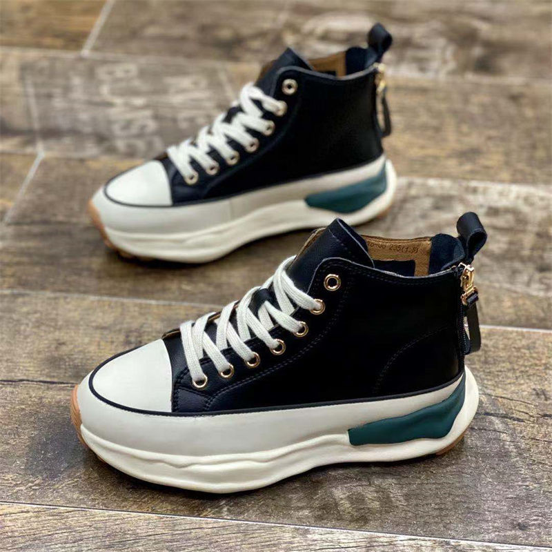 Schwarze High-Top-Sneaker mit weißer Sohle, Leder, modisch, Unisex, sportlich, trendig.