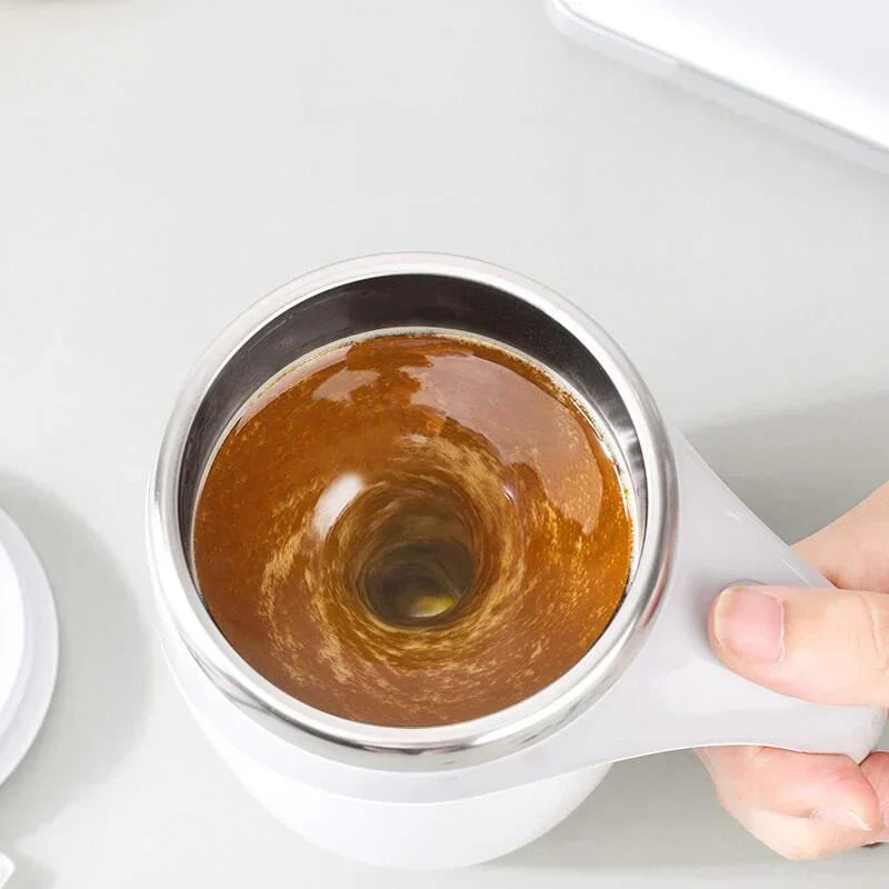 Selbstumrührende Tasse, weiß, Edelstahl, Kaffee, Teetasse, automatisches Rühren, Bürobedarf.