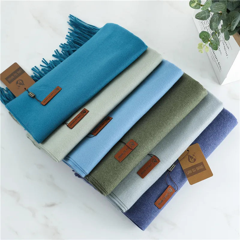 Bunte Kaschmirschals, blau und grün, weiches Material, modisches Accessoire, Herbst-Winter.