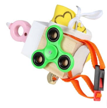 Bunte Baby-Schnullerhalter mit grünem Fidget Spinner und orangefarbenem Band.