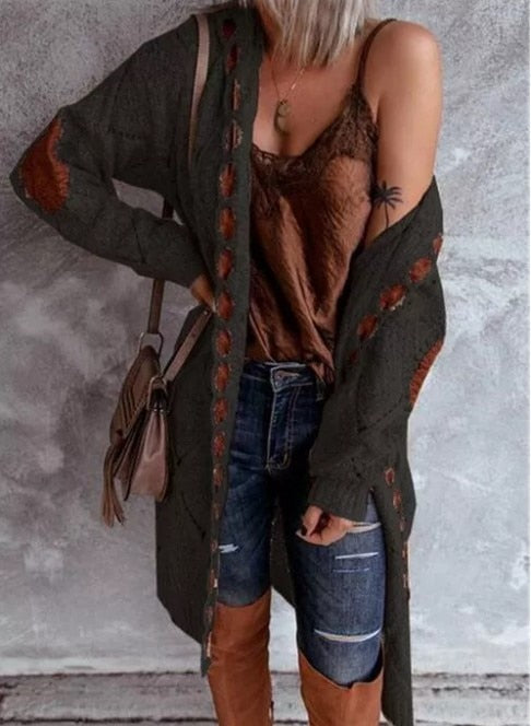 Damenmode: Langer Strickcardigan in Dunkelgrau, braunes Top, Jeansshorts, braune Stiefel.