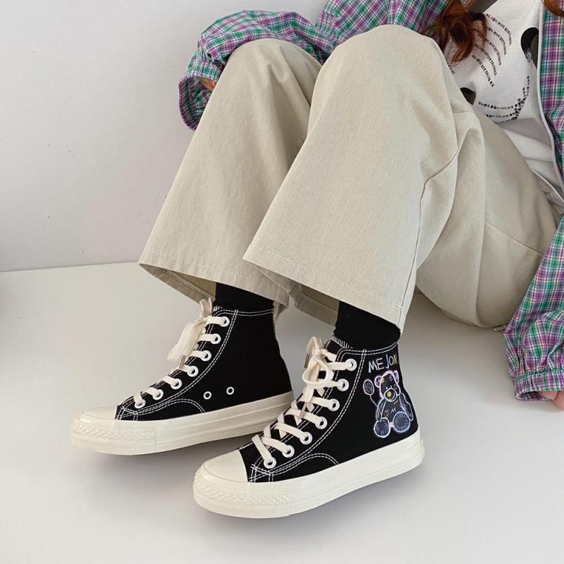 Schwarze High-Top-Sneaker mit Bärenmotiv, weiße Sohle, Freizeitschuhe, Damenmode.