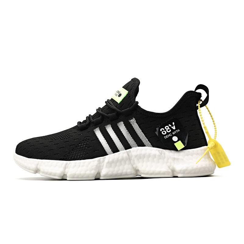 Schwarzer Sportschuh mit weißen Streifen, atmungsaktivem Material und gelbem Anhänger.