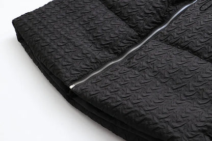 Schwarze gesteppte Jacke mit Reißverschluss, strukturierte Oberfläche, modische Oberbekleidung.