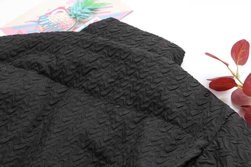 Schwarzer, strukturierter Stoff, Polyester, für Bekleidung, Nahaufnahme, Textildesign.