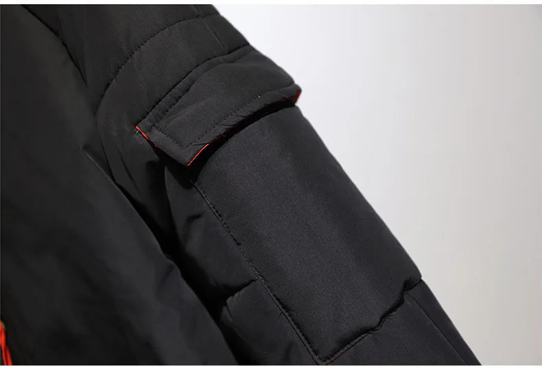 Schwarze Winterjacke mit Tasche, warm, wasserabweisend, Outdoor-Bekleidung, Herrenmode.