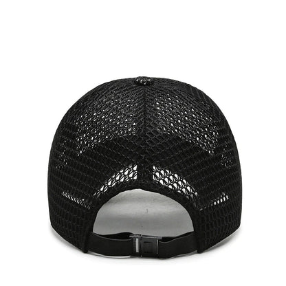Schwarze Mesh-Trucker-Cap, verstellbar, atmungsaktiv, Rückansicht, Unisex-Design.