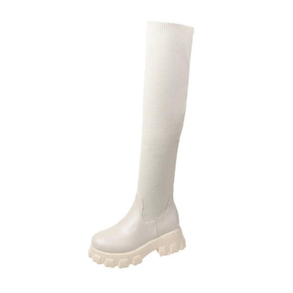 Weiße Overknee-Stiefel, klobige Sohle, Damenmode, Strickmaterial, trendige Schuhe.