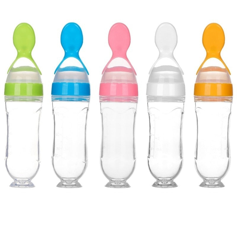Fünf Babyflaschen mit Löffelaufsatz in Grün, Blau, Rosa, Weiß und Orange, BPA-frei.