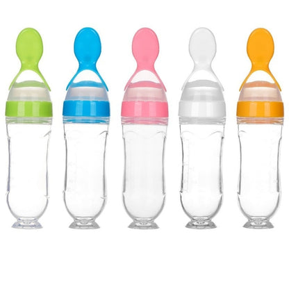 Fünf Babyflaschen mit Löffelaufsatz in Grün, Blau, Rosa, Weiß und Orange, BPA-frei.