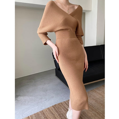 Frau in braunem Strickkleid, elegantes Design, Herbstmode, Rippenmuster, knielang.