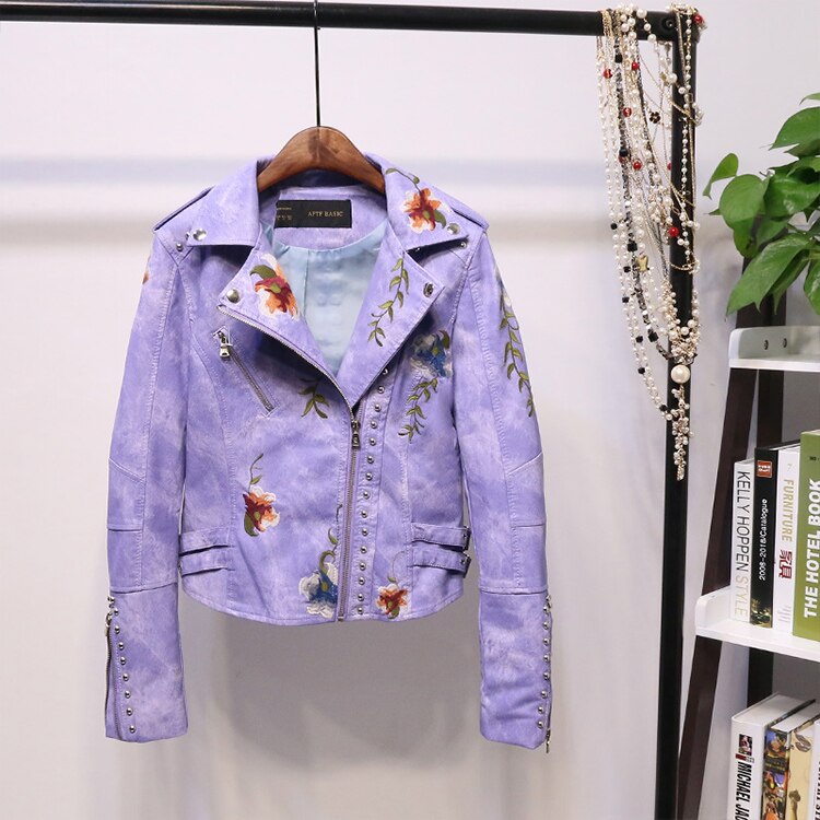 Höstlig broderad damkonstläderjacka i bikerstil – Eleonora