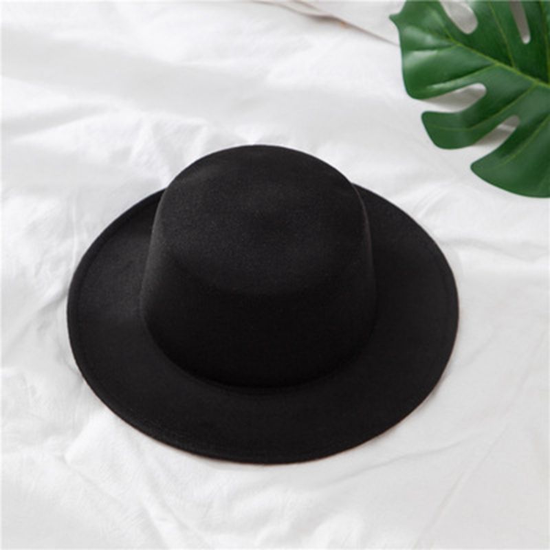 Schwarzer Filzhut auf weißem Hintergrund, modisches Accessoire, klassisches Design.