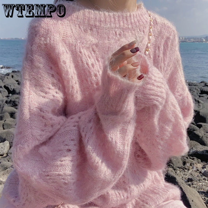 Frau in rosa Strickpullover am Strand, weiches Material, modisch, gemütlich, Damenmode.