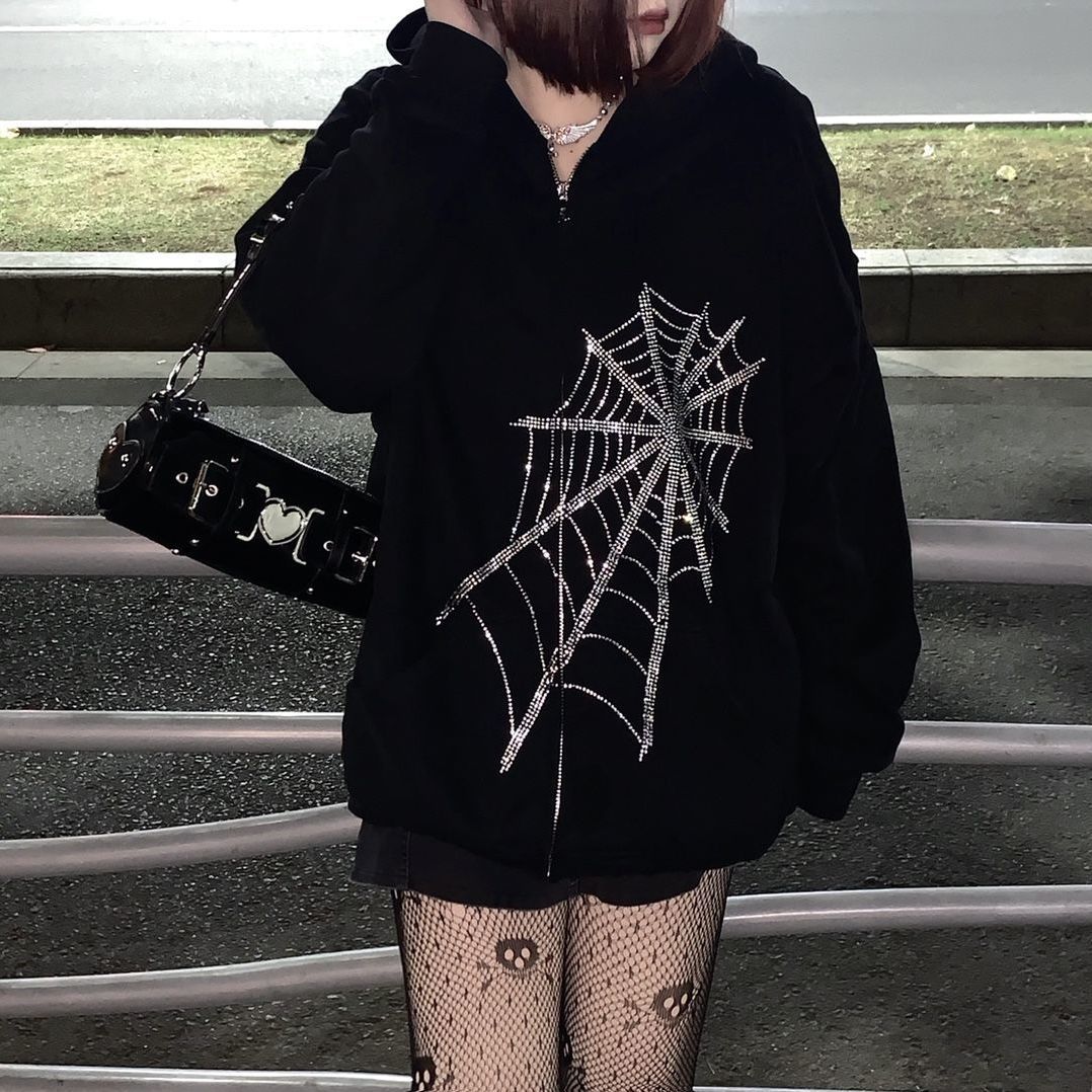 Schwarzer Hoodie mit Spinnennetz-Design, Damenmode, Streetwear, Nachtaufnahme.
