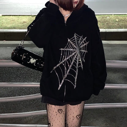 Schwarzer Hoodie mit Spinnennetz-Design, Damenmode, Streetwear, Nachtaufnahme.