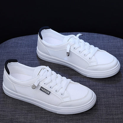 Weiße Sneaker aus Leder mit Schnürsenkeln, modisches Design, Unisex-Sportschuhe.