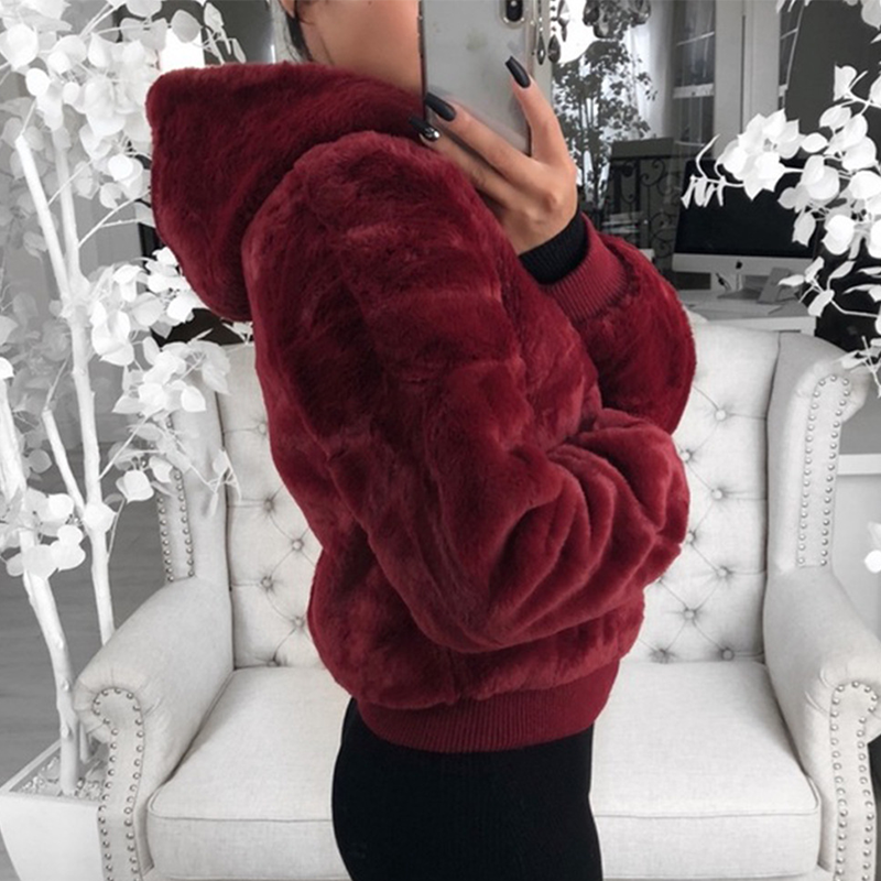 Frau in roter Kunstpelzjacke mit Kapuze, modisch, warm, Winterkleidung, gemütlich, stilvoll.