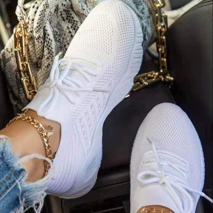 Weiße Damen-Sneaker aus Strickmaterial, modisch, bequem, ideal für Freizeit und Sport.