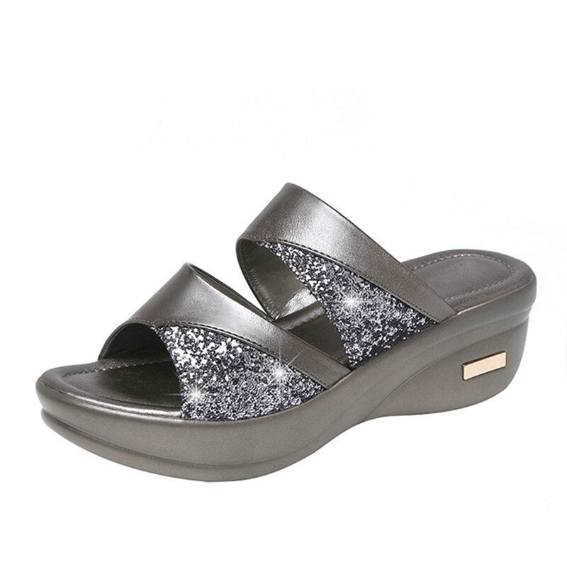Damen Sandalen mit Keilabsatz, silberne Glitzerstreifen, bequem, modisch, Sommermode.