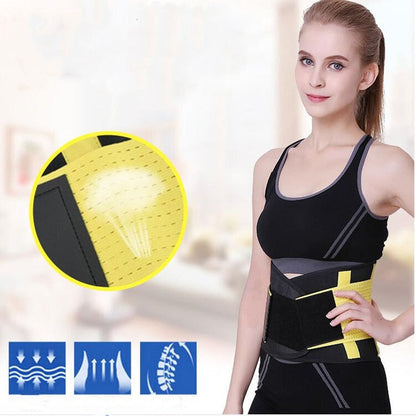 Frau mit schwarzem Taillentrainer, gelbe Akzente, Fitness, Rückenstütze, Sportbekleidung.