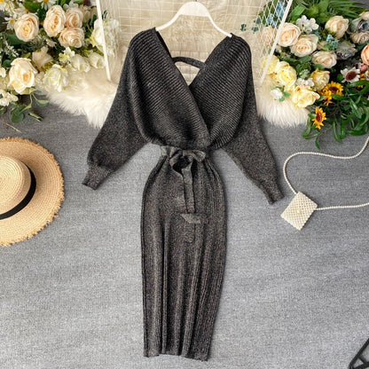 Graues Strickkleid mit Gürtel, V-Ausschnitt, langen Ärmeln, elegant, Damenmode, Herbst/Winter.