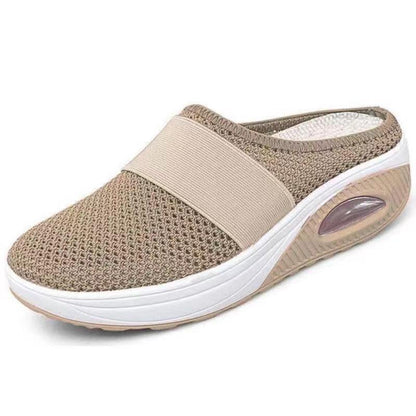 Beige sko i nätmaterial med elastiskt band, vit mellansula och luftkudde, snett framifrån 7