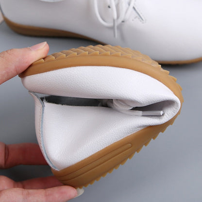 Weiße, flexible Lederschuhe mit rutschfester Gummisohle für Damen.